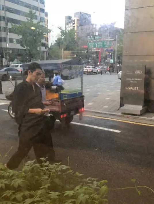 Para penggemar pun dengan sigap mengambil gambar Kim Woo Bin dan mengunggahnya di media sosial. (twitter/Oppafeeels)
