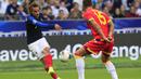 Penyerang Prancis, Antoine Griezmann menendang bola dari kawalan pemain Andorra, Moises San Nicolas pada pertandingan grup H Kualifikasi Euro 2020 di Stade de France di Saint Denis, Paris (10/9/2019). Prancis menang telak 3-0 atas Andorra. (AP Photo/Michel Euler)