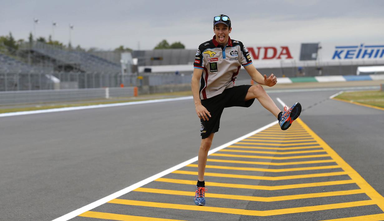Pebapap Marc VDS, Alex Marquez, berpose saat mengecek kondisi di Sirkuit Motegi, Tochigi Prefecture, Kamis (12/10/2017). MotoGP Jepang akan bergulir pada Minggu ini. (AP/Shizuo Kambayashi)
