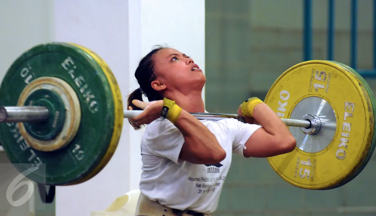 Salah satu lifter wanita saat melakukan latihan angkatan di PB PABBSI, Jakarta, Selasa (21/6/2016). Tim angkat besi dijadwalkan meninggalkan Indonesia, 8 Juli dan berlatih di Afrika Selatan hingga 28 Juli. (Liputan6.com/Helmi Fithriansyah)