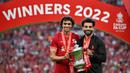 Pemain Liverpool, Trent Alexander-Arnold (kiri) dan Mohamed Salah memegang trofi Piala FA setelah mengalahkan Chelsea di final FA Cup 2021/2022 yang berlangsung di Wembley stadium, Sabtu (14/5/2022). Sejak bergulir pertama kali pada musim 1871/1872, Liverpool telah meraih 8 trofi Piala FA pada musim 1964/65, 1973/74, 1985/86, 1988/89, 1991/92, 2000/01, 2005/06, 2021/22. (AFP/Ben Stansall)