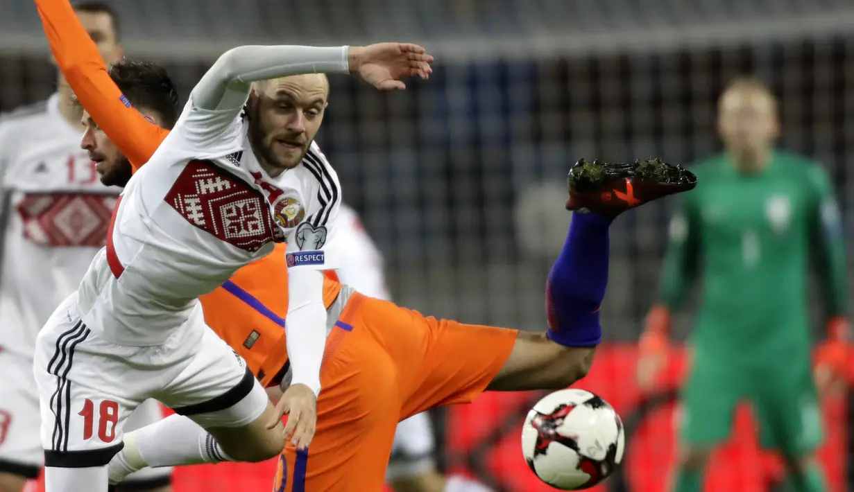 Gelandang Belarusia, Ivan Maevski, berebut bola dengan gelandang Belanda, Davy Propper, pada laga kualifikasi Piala Dunia 2018 di Stadion Borisov Arena, Borisov, Sabtu (7/10/2017). Belarusia kalah 1-3 dari Belanda. (AP/Sergei Grits)