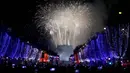 Kembang api meledak di langit di atas Arc de Triomphe, di Place de l'Etoile, Paris, untuk merayakan Tahun Baru, tepat setelah tengah malam pada 1 Januari 2026. (Alain JOCARD/AFP)