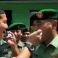 Kejutan ulang tahun TNI dari Polri dilengkapi dengan suap-suapan kue ulang tahun antara Polri dan TNI. 