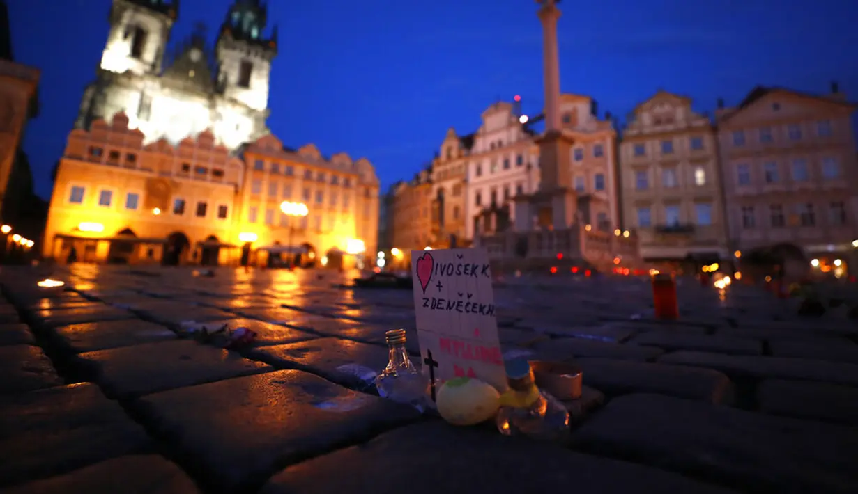 Lilin dan bunga ditempatkan untuk memberi penghormatan kepada para korban pandemi COVID-19 di Alun-Alun Kota Tua, Praha, Republik Ceko, Senin (29/3/2021). Pandemi COVID-19 menimbulkan penderitaan luar biasa di seluruh Eropa tengah, termasuk Republik Ceko dan Slovakia. (AP Photo/Petr David Josek)