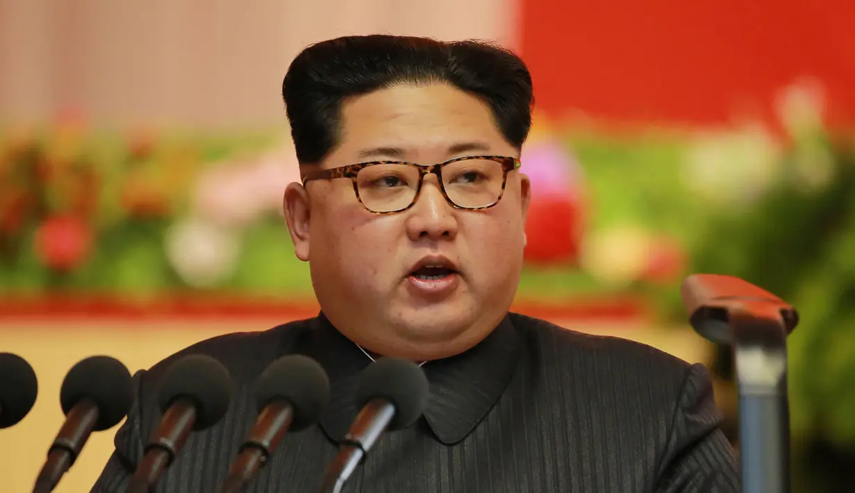 Pemimpin Korea Utara Kim Jong-un berpidato saat menghadiri Konferensi Industri Munisi ke-8 di Pyongyang (12/12). Kim Jong-un menyatakan para ilmuwan dan pekerjanya akan terus mengembangkan lebih banyak persenjataan. (AFP Photo/KCNA VIA KNS)