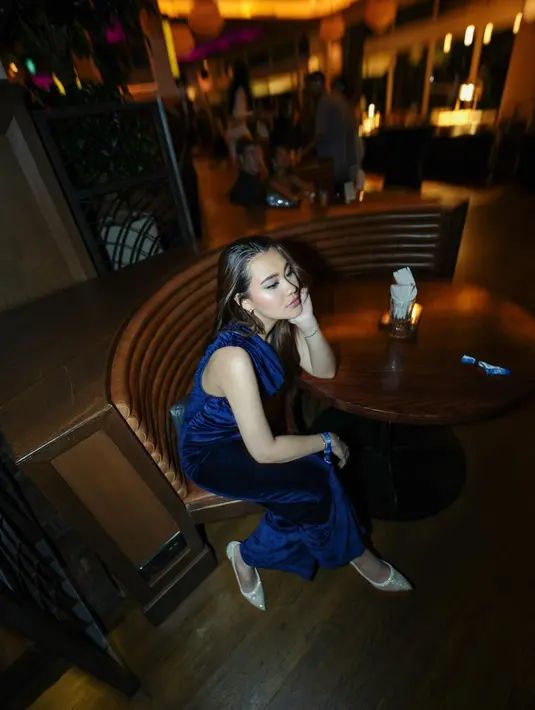 Tak seperti biasanya, Aaliyah pilih makeup bergaya bold dengan smokey silver yang dramatis [@aaliyah.massaid]