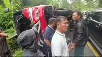 Kondisi bus yang terbalik di Minahasa, Jumat (26/5/2023), mengakibatkan 3 penumpang meninggal dunia.