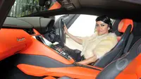 Julia Perez berada di dalam Lamborghini saat syuting video klip berjudul Lonely di kawasan Pondok Indah, Jakarta, Rabu (21/1/2014).(Liputan6.com/Panji Diksana)