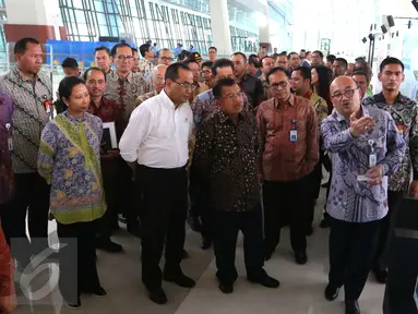 Wakil Presiden RI Jusuf Kalla didampingi Menteri BUMN Rini Suwandi, Menhub Budi Karya saat meninjau Terminal 3, Bandara Soekarno Hatta, Tangerang, Banten, Senin (15/08). (Liputan6.com/Angga Yuniar)