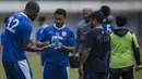 1. Striker Persib asal Inggris, Carlton Cole meminta minyak kayu putih kepada Dedi Kusnandar sebelum memulai latihan. (Bola.com/Vitalis Yogi Trisna)