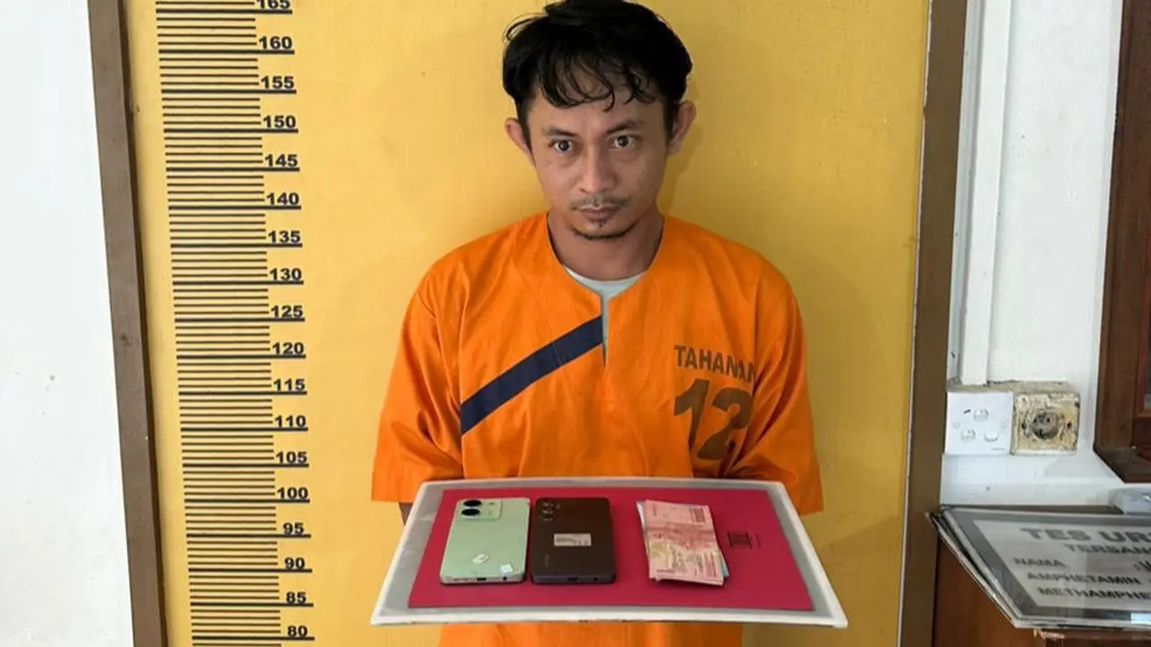 Tersangka love scamming yang memeras perempuan di Kabupaten Indragiri Hulu.