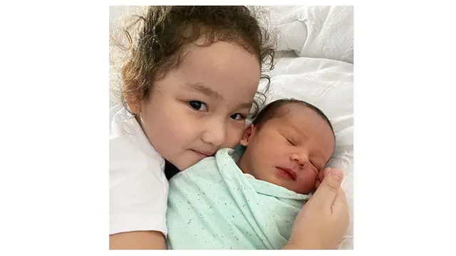 6 Potret Baby Saka Anak Andhika Pratama dengan kakaknya Sheva Elmira, Menggemaskan