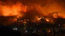 Kobaran api terlihat melahap lahan hutan dan rumah penduduk di Les Pennes-Mirabeau, Marseille, Prancis, (11/8). Kebakaran menghanguskan 2.260 hektare lahan hutan dan ratusan bangunan warga. (AFP PHOTO/BORIS HORVAT)