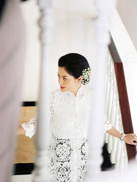 Penampilan Lulu Tobing dengan kebaya putih ini juga tak lepas dari sorotan netizen serta rekan selebriti. Ia tampak begitu menawan dengan sanggul serta hiasan rambut yang sederhana tapi juga manis. (Liputan6.com/IG/@lutob)