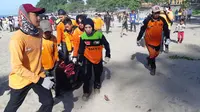 Petugas mengevakuasi jenazah pelajar asal Bogor yang tenggelam terseret ombak di Pantai Palabuharatu, Sukabumi, Jawa Barat. (Foto: Dok. Basarnas/Mulvi Mohammad)