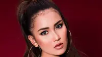 Pakai makeup tebal di area mata serta pakai anting besar, gaya ponytail wanita kelahiran 1992 ini modis bak remaja dan terlihat fierce. (Liputan6.com/IG/@ayutingting92)