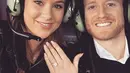 Andre Schurrle mengumumkan pertunangannya dengan sang kekasih, Montana Yorke, jelang malam tahun baru 2016. (Instagram/Montsxo)