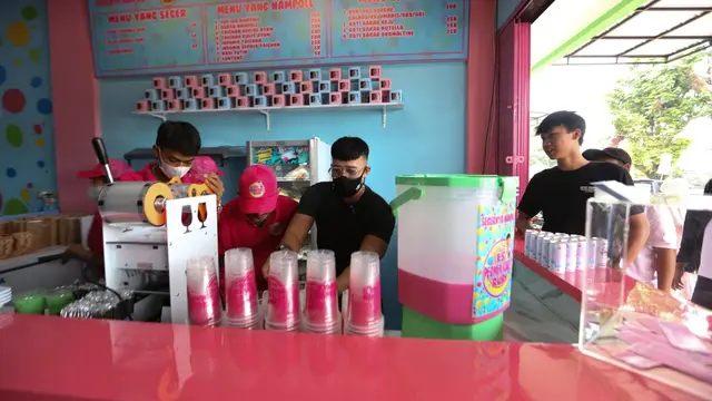 Ruri Wantogia saat pembukaan kantor pusat Es Permen Karet Ruri di Bogor, Jawa Barat.
