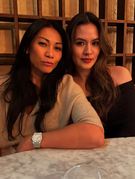 Mengakhiri hangout berdua, duo diva ini tampil elegan dengan busana monokrom yang kontras [@anggun_cipta]