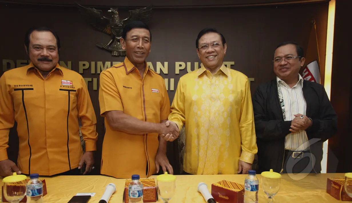 Ketua Umum Partai Hanura Wiranto (kedua dari kiri) bersalaman dengan Ketua Umum Partai Golkar Agung Laksono (kedua kanan) saat melakukan pertemuan di kantor DPP Partai Hanura, Jakarta, Jum'at (13/3/2015). (Liputan6.com/Andrian M Tunay)
