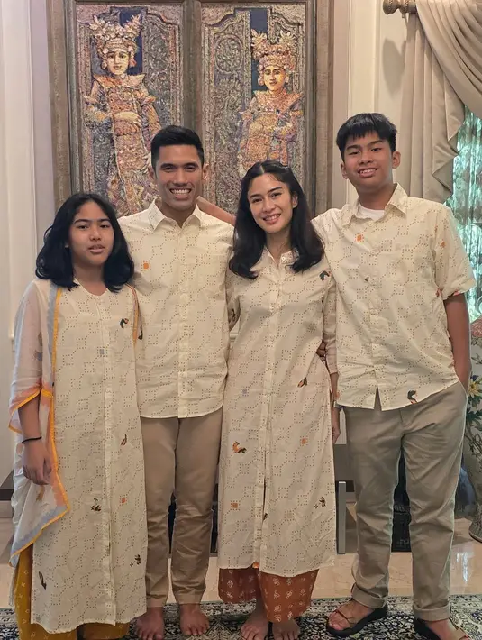 Dian Sastrowardoyo pilih busana sarimbit dari Sejauh Mata Memandang bernuansa putih. Dipadu dengan aksen ayam dan motif tipis [@therealdisastr]