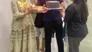 Ditemani Mulan, Atalla memberikan kue dan lilin ulang tahun untuk Tiara. Putri sulung Mulan ini pun tersenyum bahagia. [Instagram/mulanjameela1]