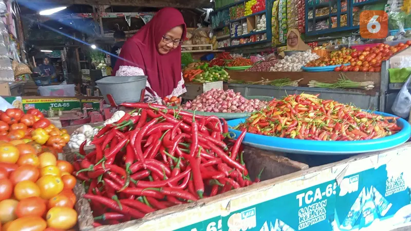 Harga cabai rawit di Pasar Induk Banyuwangi naik 3 kali lipat. (Hermawan Arifianto/Liputan6.com)