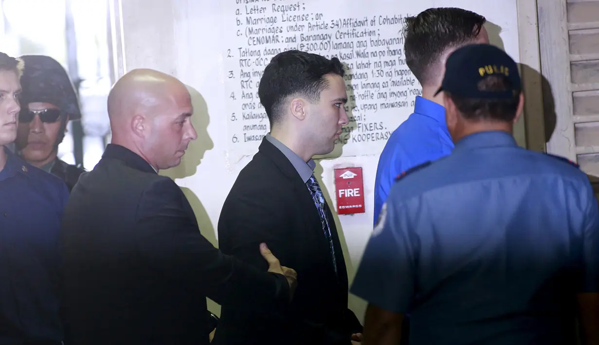 Tentara AS, Joseph Scott Pemberton (tengah) dibawa menuju pengadilan di kota Olongapo, Filipina, (1/12). Pemberton ditangkap setelah  membunuh seorang  transgender di hotel dekat bekas pangkalan Angkatan laut AS di Filipina.(REUTERS/Romeo Ranoco)