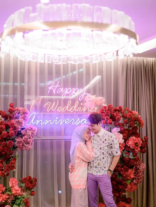 Rizky Billar merangkul pinggang sang istri, sementara pelantun lagu "Takdir Cinta" itu merebahkan kepalanya di bahu sang suami. (Foto: Instagram/ lestykejora)