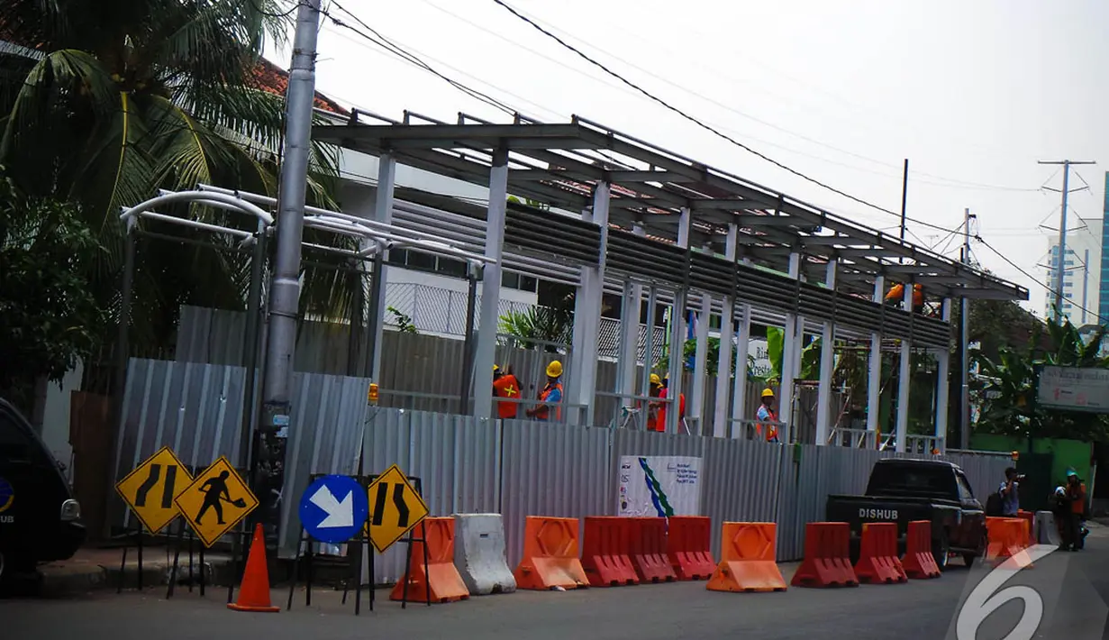 Pembangunan Halte Transjakarta Masjid Agung Al Azhar terpaksa memakai bahu jalan karena harus mengalah oleh pembangunan MRT, Jakarta, Sabtu (6/9/2014) (Liputan6.com/FAizal Fanani)