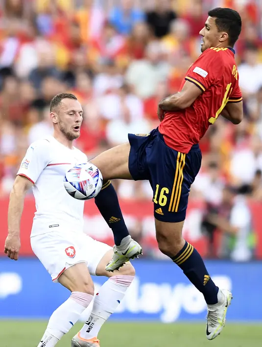 Pemain Spanyol Rodri berebut bola dengan pemain Republik Ceko Jakub Brabec (kiri) pada pertandingan sepak bola UEFA Nations League di Stadion La Rosaleda, Malaga, Spanyol, 12 Juni 2022. Spanyol menang 2-0. (AP Photo/Jose Breton)