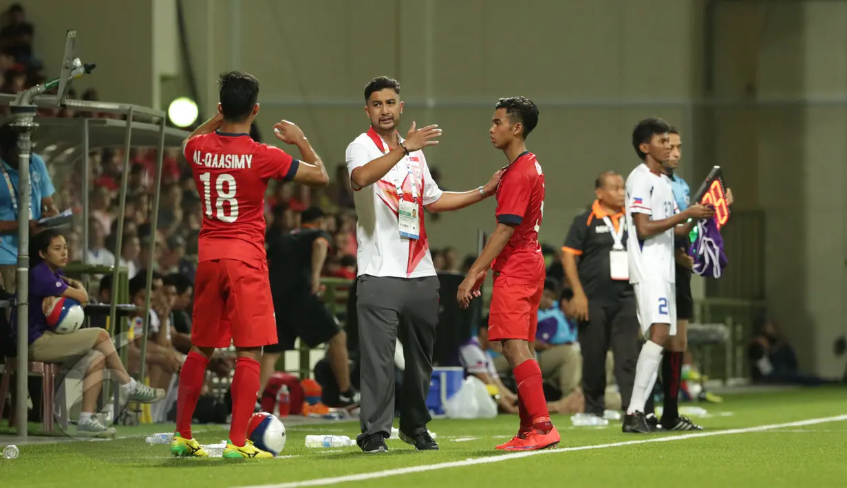Pelatih timnas Singapura U-23, A Iskandar Sahak (kedua kiri) memberikan arahan pada timnya saat laga melawan Filipina di grup A Sea Games 2015 di Stadion Jalan Besar, Singapura, Senin (1/6/2015). Singapura unggul 1-0. (Liputan 6.com/Helmi Fithriansyah)