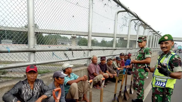 Anggota TNI berjaga di titik pelemparan batu di Tol Jagorawi (Merdeka.com/Ronald)