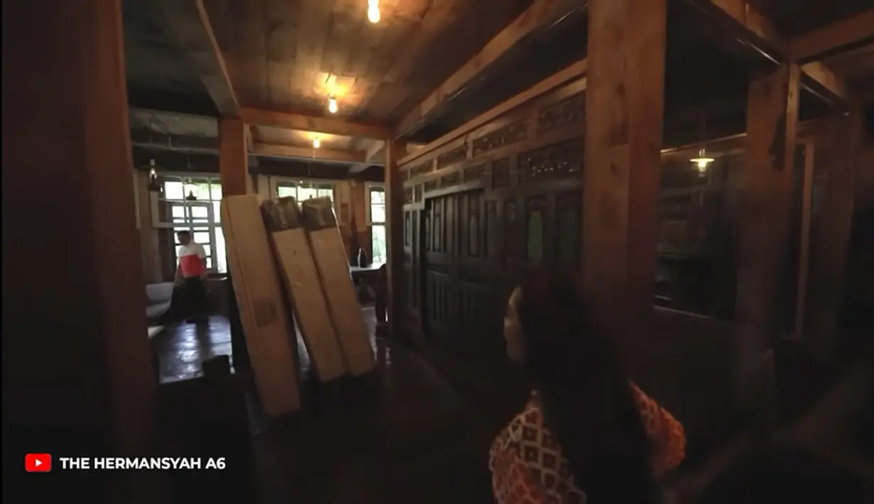 Villa tampak kokoh dengan tiang-tiang besar dari kayu. Selain dominasi kayu model kuno, dinding juga menggunakan jendela kaca dengan model kuno. Beberapa busa tampak belum di rapikan karena masih dalam proses dan belum jadi. [Youtube/The Hermansyah A6]