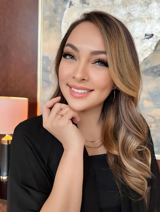 Wajar saja jika banyak yang menyukainya hingga memiliki 2,1 juta followers. Bahkan setiap unggahannya selalu disukai banyak orang.