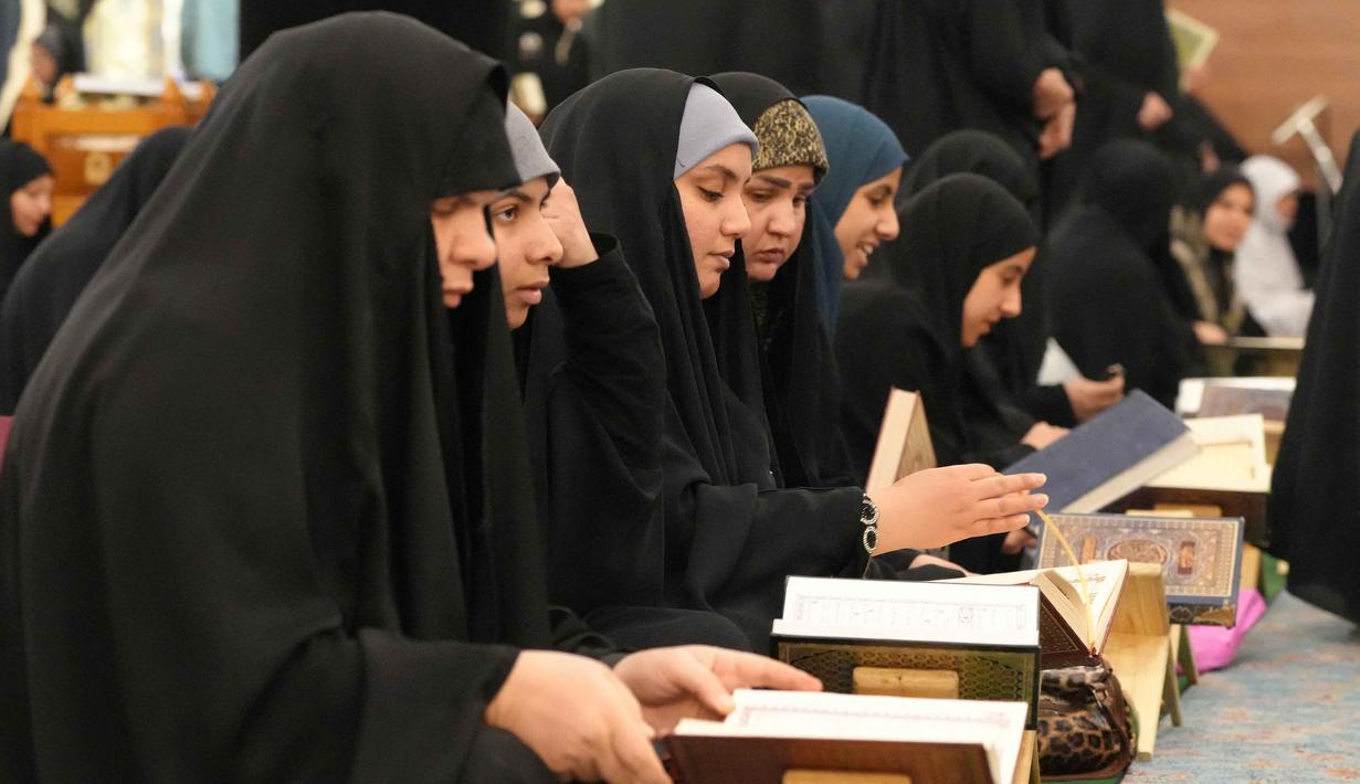 Banyak umat Muslim yang berusaha menyelesaikan bacaan Al-Quran minimal satu kali atau lebih sepanjang bulan suci Ramadan. Tampak dalam foto, para jamaah wanita membaca Al-Quran, saat melaksanakan Itikaf di Masjid Kufa, selatan Baghdad, Irak, pada 12 Maret 2026. (Qassem al-KAABI/AFP)