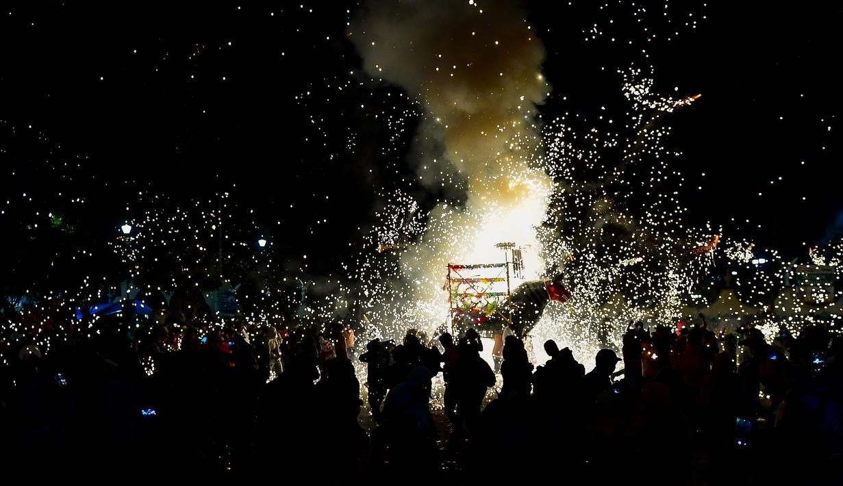 Peserta membakar Torito atau patung banteng yang terbuat dari kertas, kayu dan kembang api saat perayaan San Juan de Dios di Tultepec, Meksiko (8/3). Perayaan ini digelar untuk menghormati Santo San Juan de Dios. (AFP Photo/Ronaldo Skemidt)