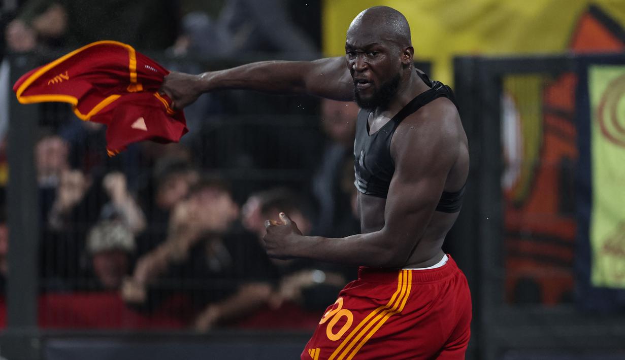 Kemenangan dramatis dipetik AS Roma atas Lecce pada laga pekan ke-11 Liga Italia 2023/2024 yang digelar di Olimpico Stadium, Roma, Senin (6/11/2023) dini hari WIB. Menang 2-1, AS Roma sempat tertinggal lebih dahulu melalui gol Pontus Almqvist pada menit ke-71. Saat aroma kekalahan telah tercium oleh Serigala Ibu Kota, Romelu Lukaku dkk justru mampu mencetak dua gol di masa injury time. Gol penyeimbang 1-1 dihasilkan lewat tandukan Sardar Azmoun pada menit ke 90+2, yang dilanjut dengan gol kemenangan oleh Romelu Lukaku dua menit kemudian. Dengan raihan tiga poin, tim besutan Jose Mourinho berhasil naik ke posisi 8 dengan mengoleksi 17 poin dari 11 laga. (AFP/Alberto Pizzoli)