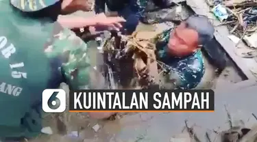 Beredar video aksi anggota TNI menyelam di gorong-gorong bantu warga bersihkan kuintalan sampah.