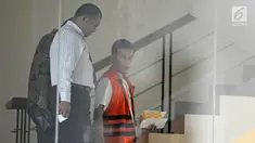 Komisaris PT Media Bangun Bersama Khairudin menuruni tangga usai pemeriksaan di Gedung KPK, Jakarta, Kamis (1/2). Khairudin diperiksa sebagai tersangka kasus dugaan tindak pidana pencucian uang (TPPU) senilai Rp 436 miliar. (Liputan6.com/Herman Zakharia)