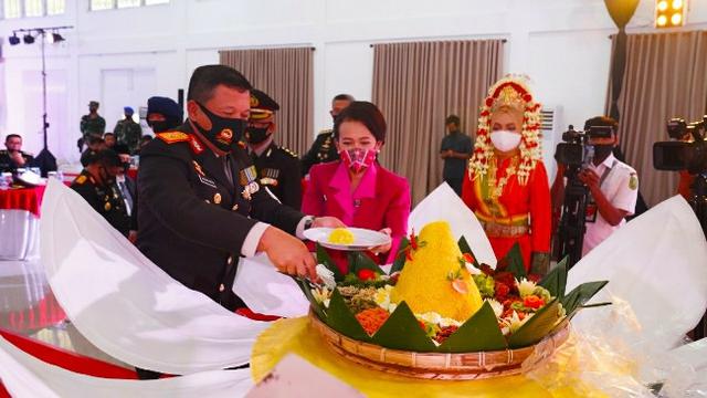 Kapolda Riau Irjen Agung Setya Imam Effendi memotong tumpeng di Hari Bhayangkara.