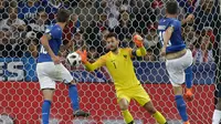 Kiper Prancis, Hugo Lloris berusaha menghalau tendangan bek Italia Leonardo Bonucci saat pertandingan persahabatan di stadion Allianz Riviera di Nice, Prancis selatan (1/6). Prancis menang telak 3-1 atas Italia. (AP Photo / Claude Paris)