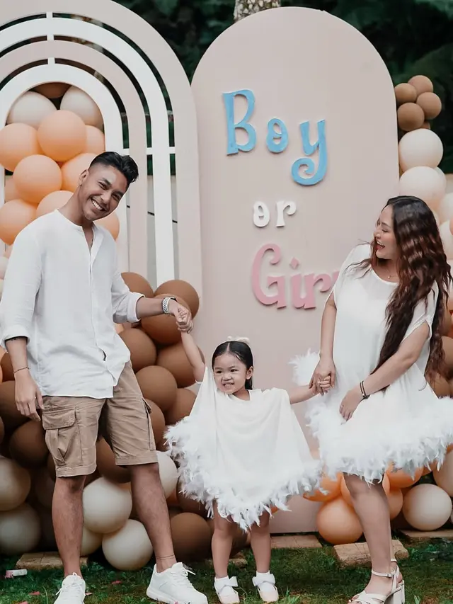 6 Potret Siti Badriah Umumkan Jenis Kelamin Anak Kedua di Gender Reveal
