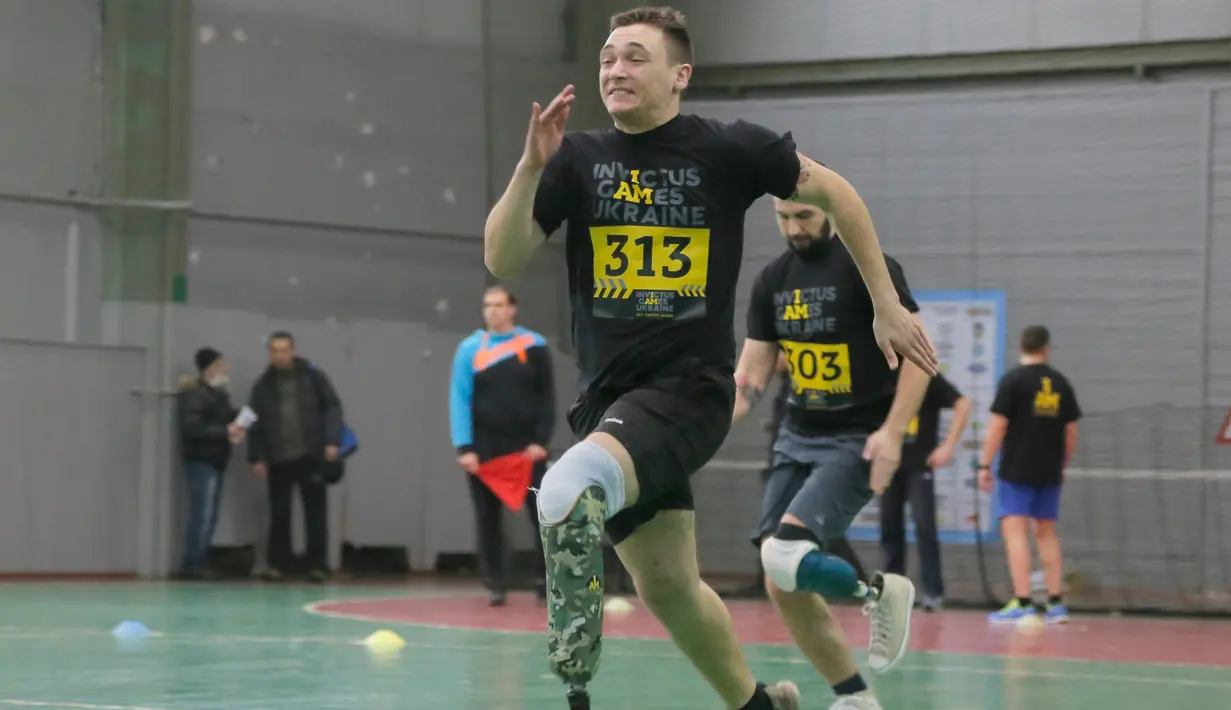 Prajurit berlari menggunakan kaki palsu saat mengikuti tes untuk turnamen Invictus Games Ukraine di Kiev, Ukraina (28/1). Mereka adalah prajurit korban perang konflik dengan separatis pro Rusia di Ukraina Timur. (AP Photo/Efrem Lukatsky)