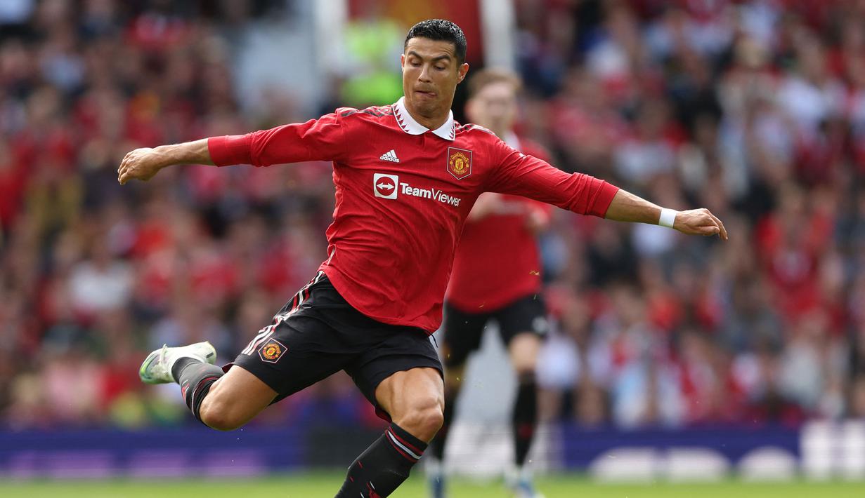 Pemain Manchester United, Cristiano Ronaldo berusaha memberikan umpan saat laga pramusim Manchester United melawan Rayo Vallecao di Old Trafford, Minggu (31/07/2022). Laga berakhir dengan skor 1-1. (AFP/Nigel Roddis)