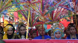 Peserta mengikuti Karnaval Dugderan di Lapangan Simpanglima Semarang, Senin (14/5). Festival Dugderan awalnya merupakan cara pemerintah kota Semarang memberitahukan datangnya bulan Ramadan kepada penduduknya. (Liputan6.com/Gholib)