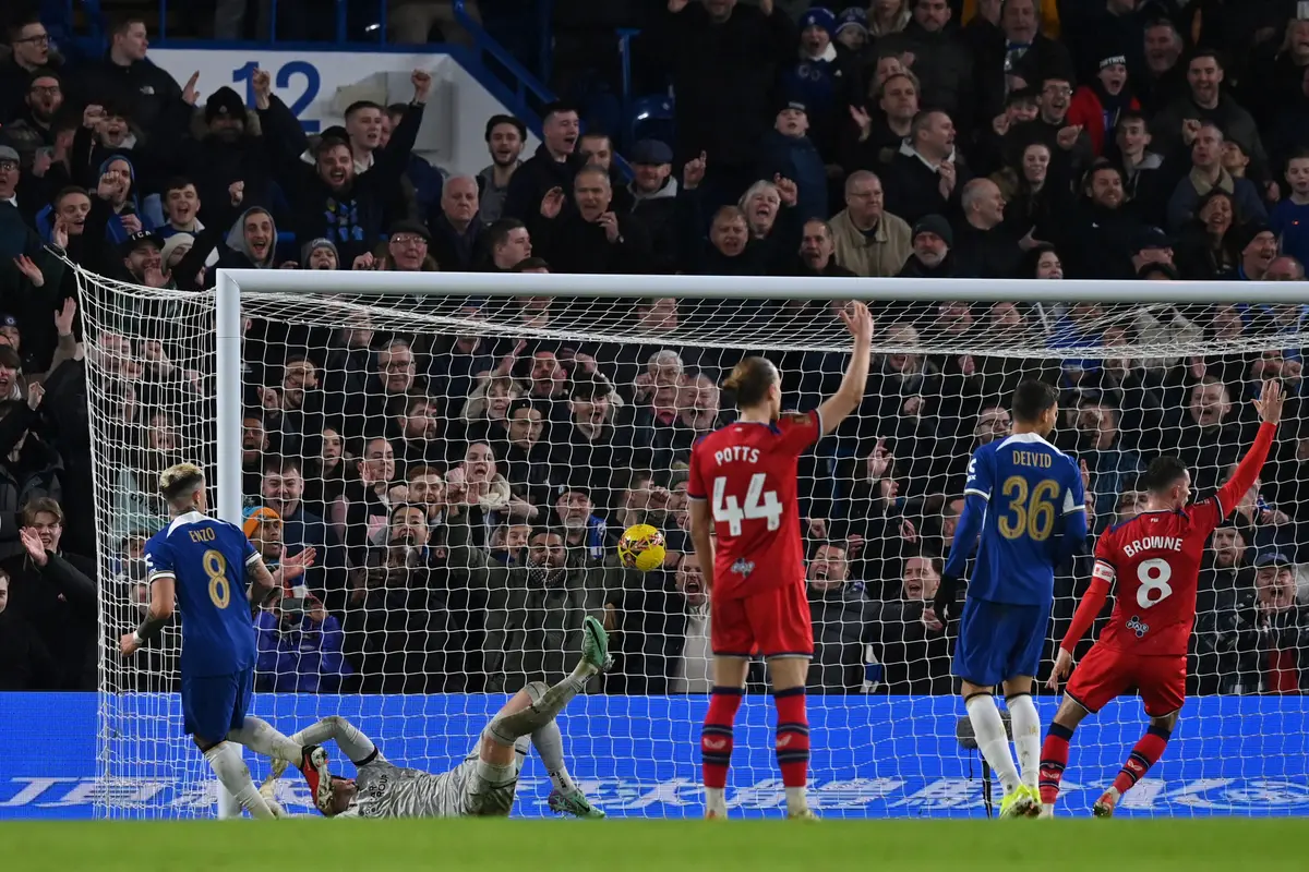 Enzo Fernandez mencetak gol saat Chelsea melawan Preston di Piala FA