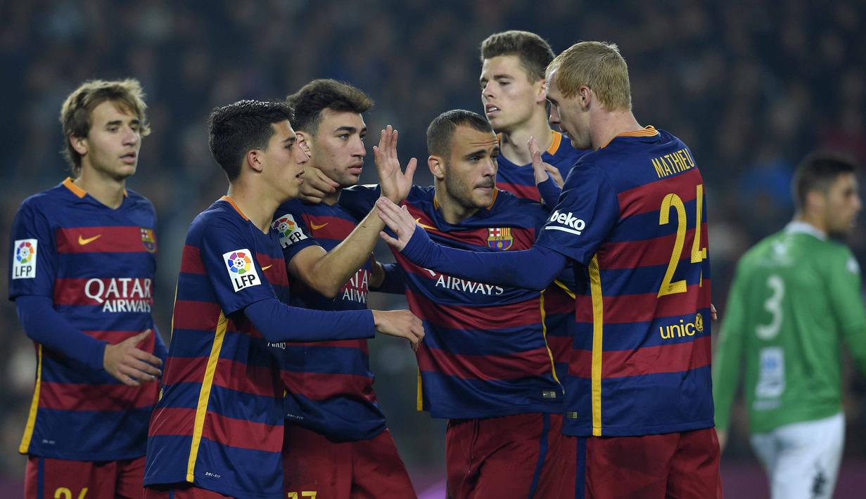 Para pemain Barcelona merayakan gol saat melawan CF Villanovense pada laga Copa del Rey (King's Cup) di Stadion Camp Nou, Barcelona, Kamis (3/12/2015).  (AFP Photo/Lluis Gene)