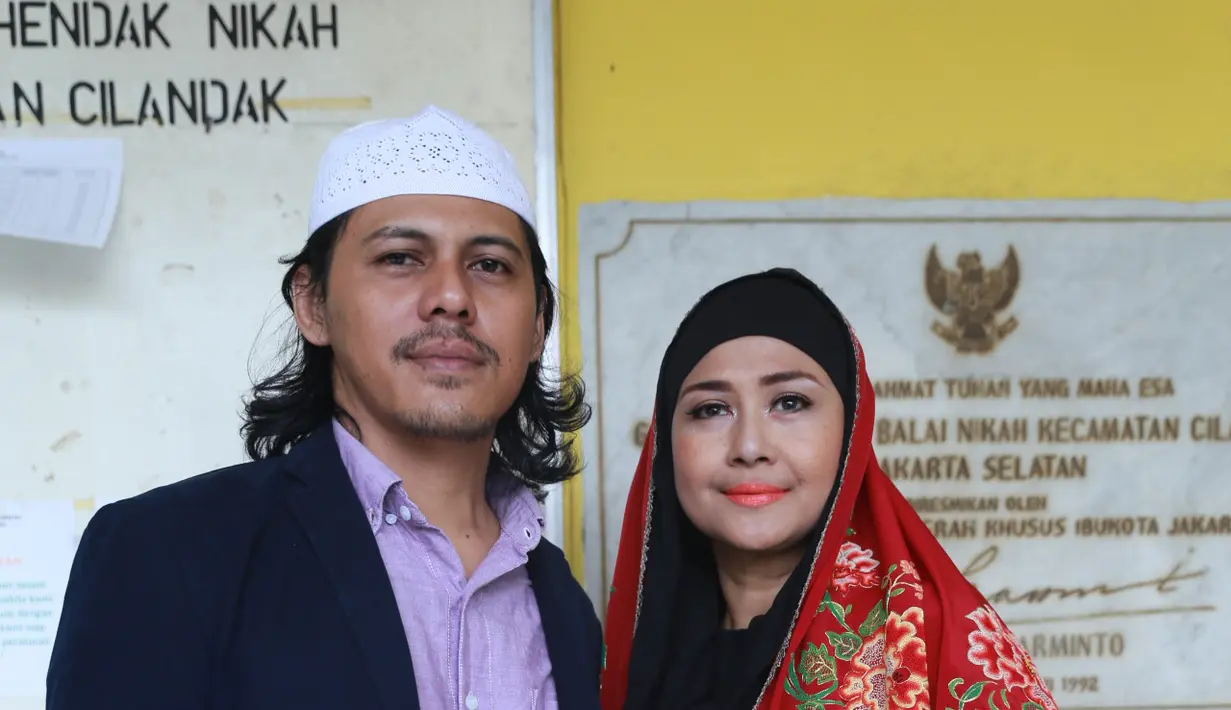 Kabar bahagia datang dari Ria Irawan. Pemeran dalam film Berbagi Suami itu resmi menjadi istri dari Mayky Wongkar pada hari ini, Jumat (23/12). (Adrian Putra/Bintang.com)